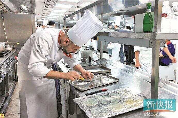 以精湛的技 以精湛的技